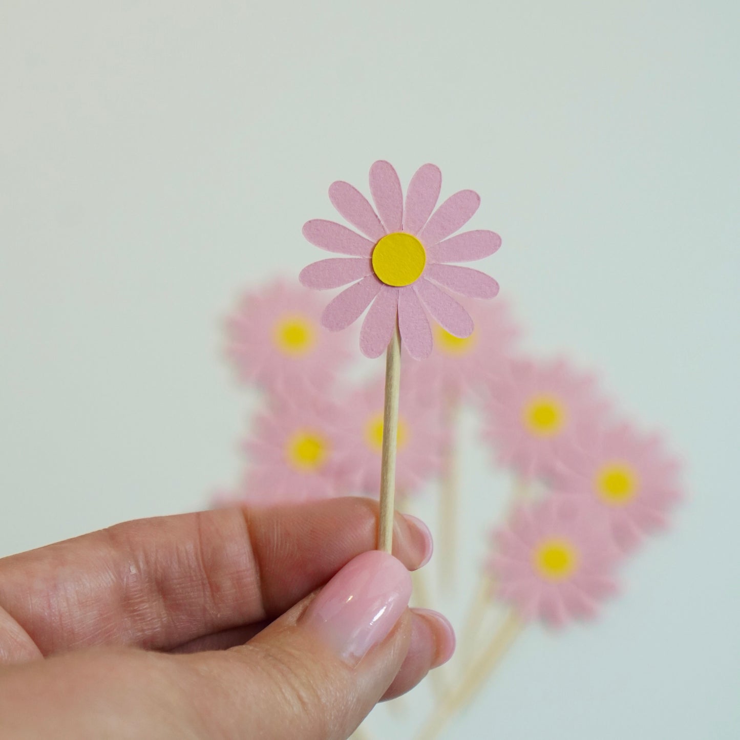 Detailaufnahme einer Papierblume auf Holzspieß – handgefertigte, plastikfreie Partydeko