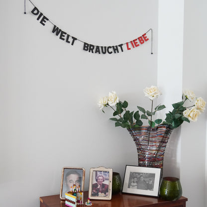 Girlande "die Welt braucht Liebe"