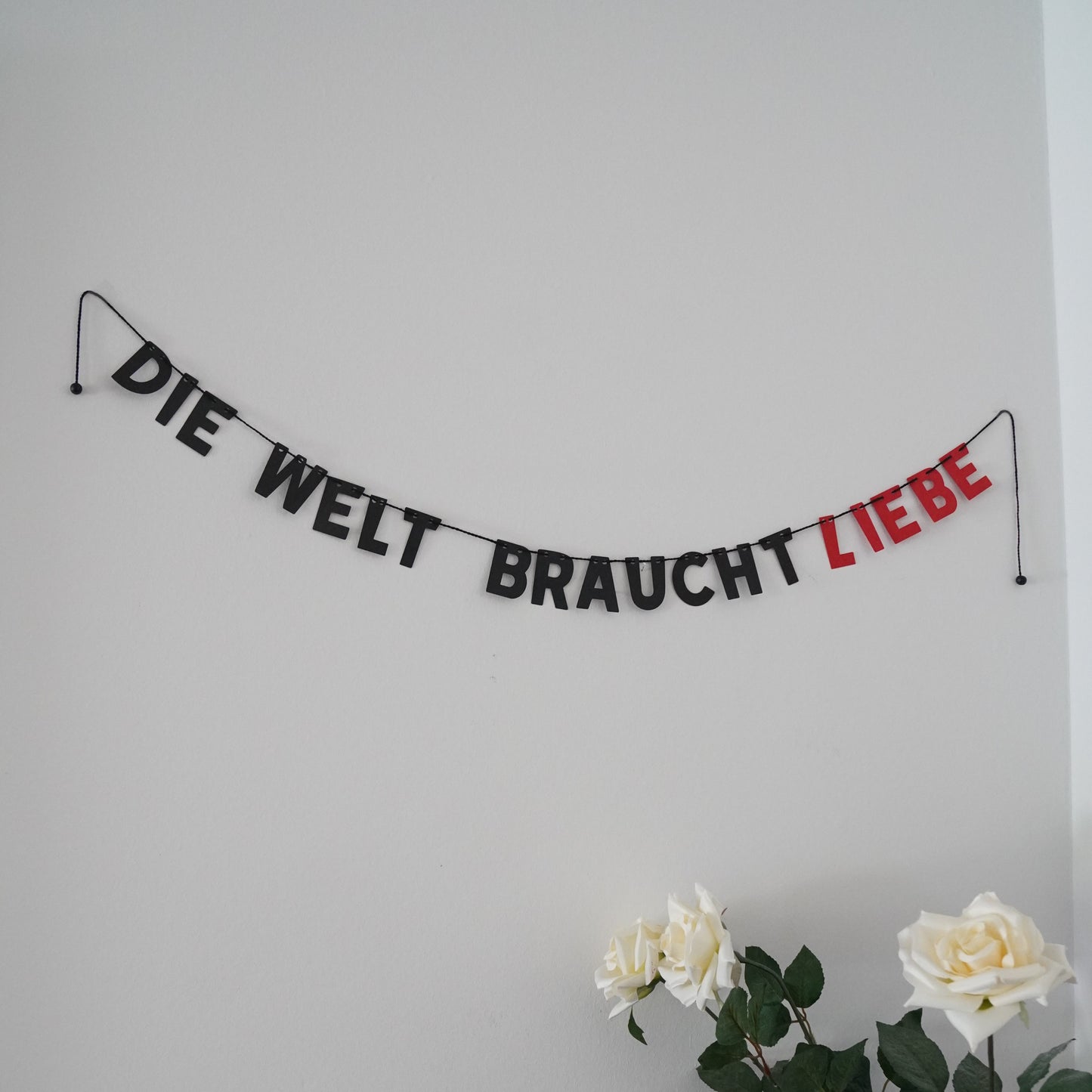 Girlande "die Welt braucht Liebe"