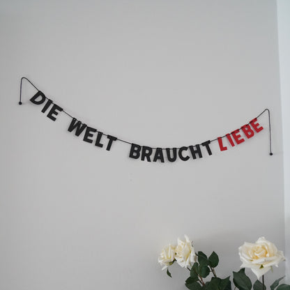Girlande "die Welt braucht Liebe"