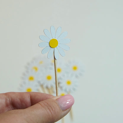 Holzspieße mit Blumen aus Papier als Fingerfood-Deko für Geburtstag und Gartenparty