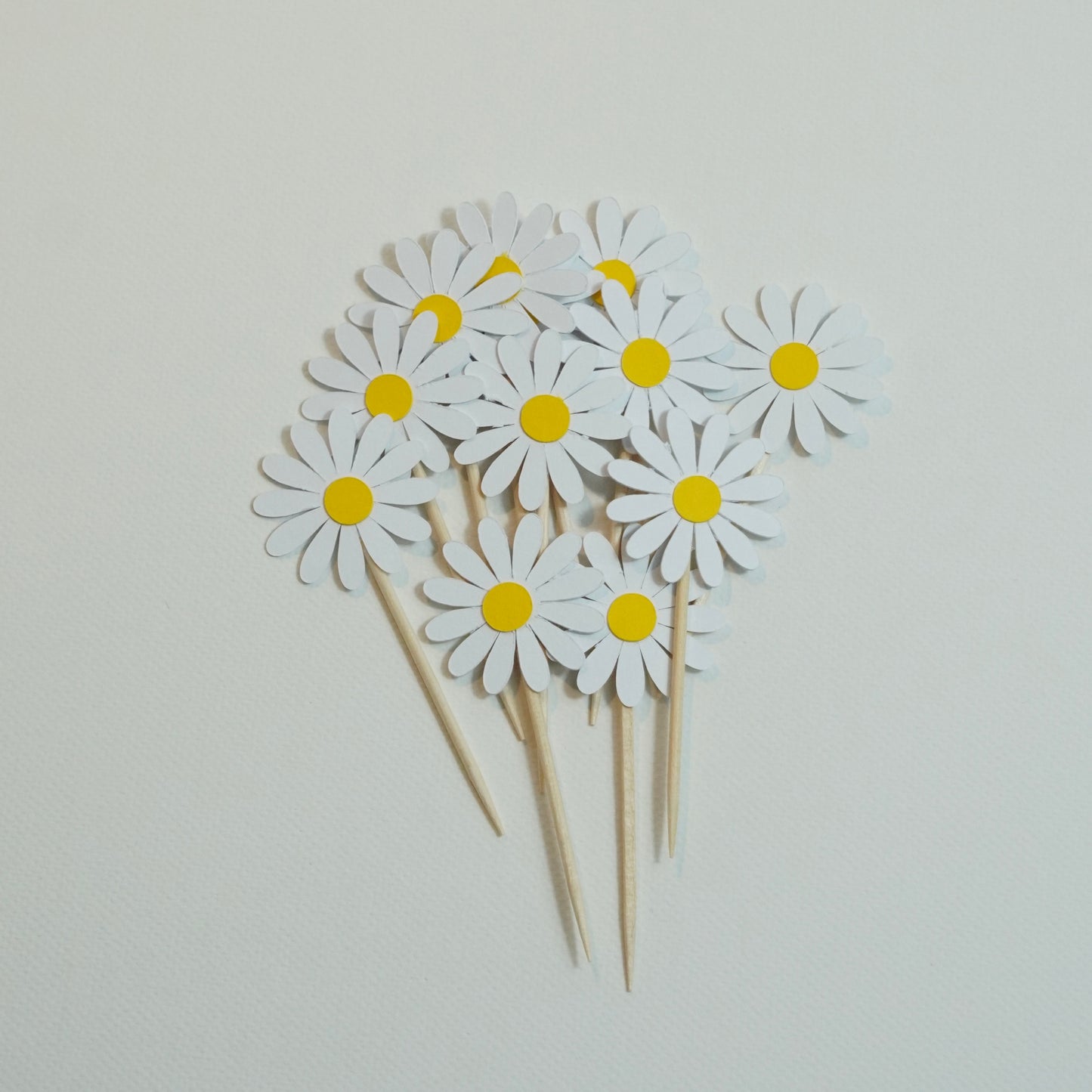 Blumen Holzspieße in Weiß – handgemachte, nachhaltige Tischdeko für Feiern