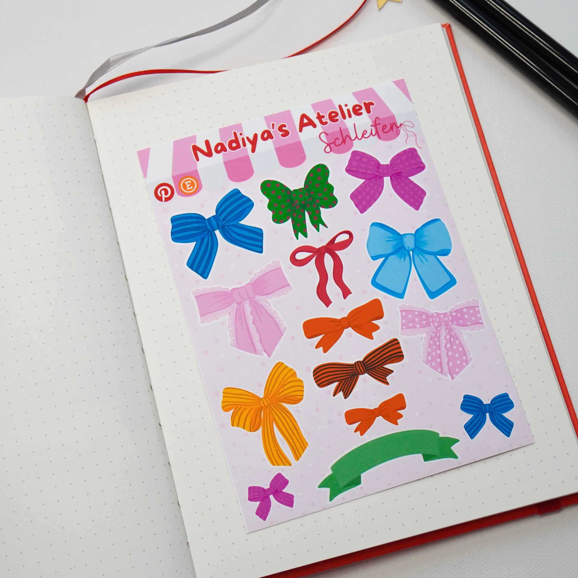 Handgezeichnetes Sticker Sheet mit bunten Schleifen: Rosa, Blau, Grün, Orange