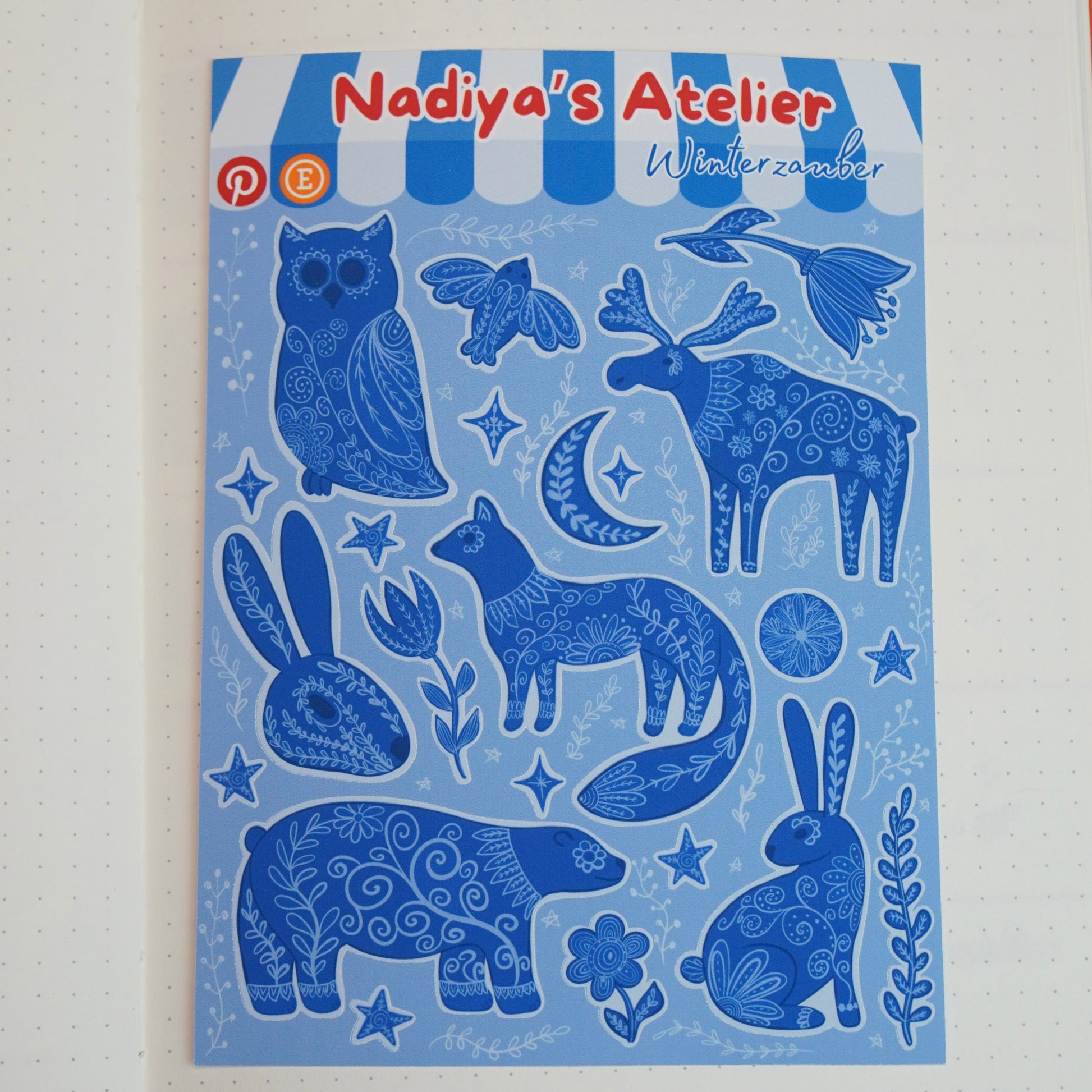 Handgezeichnetes Sticker Sheet Winterzauber mit 23 Vinyl-Stickern – Wintertiere und Pflanzen in Blautönen