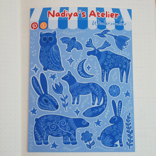 Handgezeichnetes Sticker Sheet Winterzauber mit 23 Vinyl-Stickern – Wintertiere und Pflanzen in Blautönen