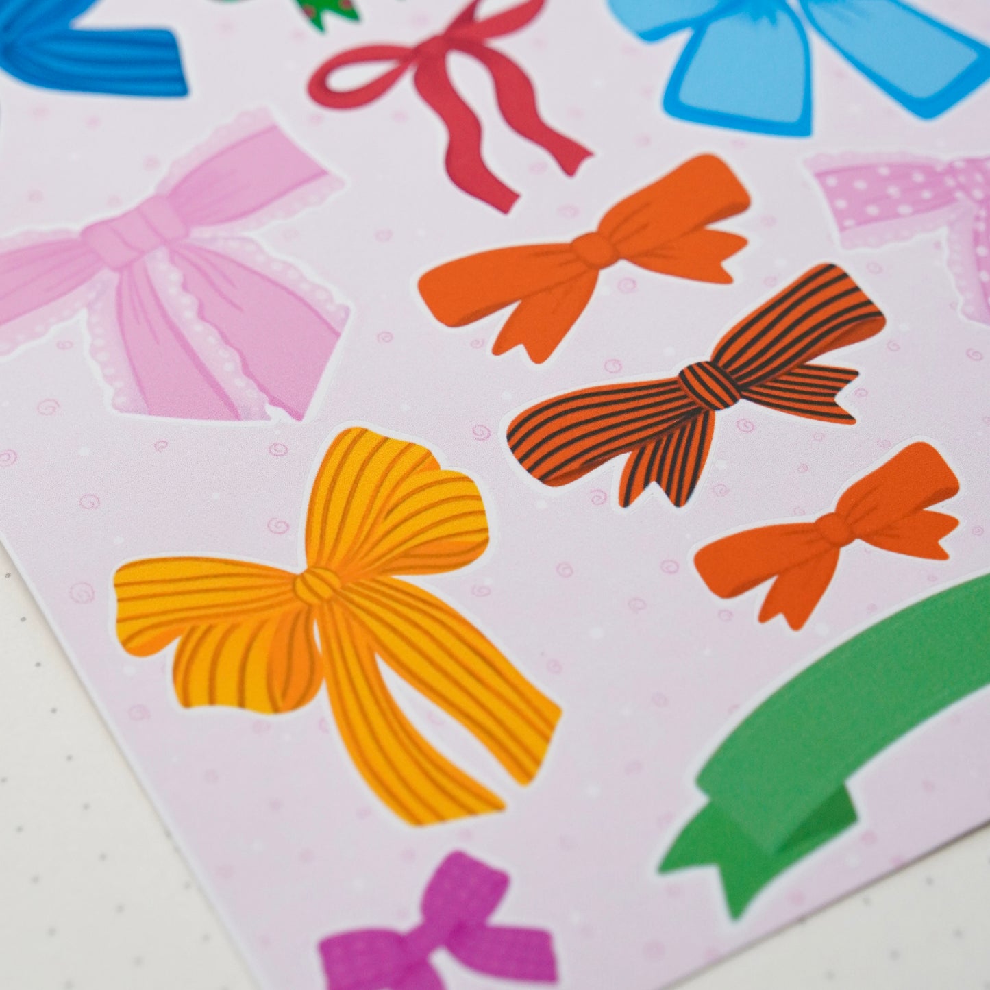 Handgezeichnetes Sticker Sheet mit bunten Schleifen – 12 Vinyl-Sticker für Papeterie und Journaling- Sticker für Sammler
