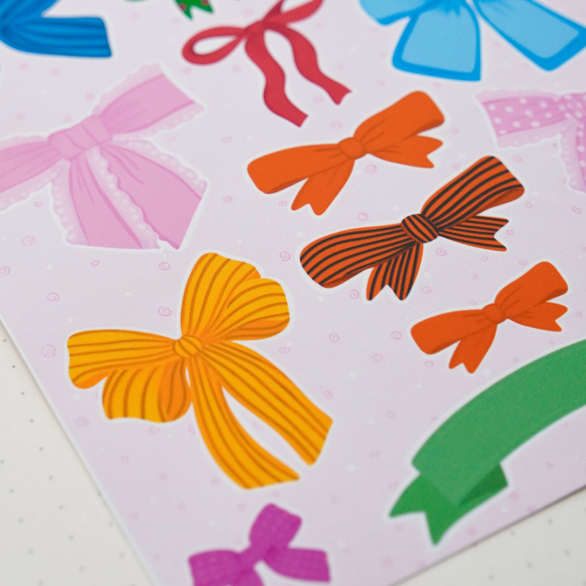 Handgezeichnetes Sticker Sheet mit bunten Schleifen – 12 Vinyl-Sticker für Papeterie und Journaling- Sticker für Sammler